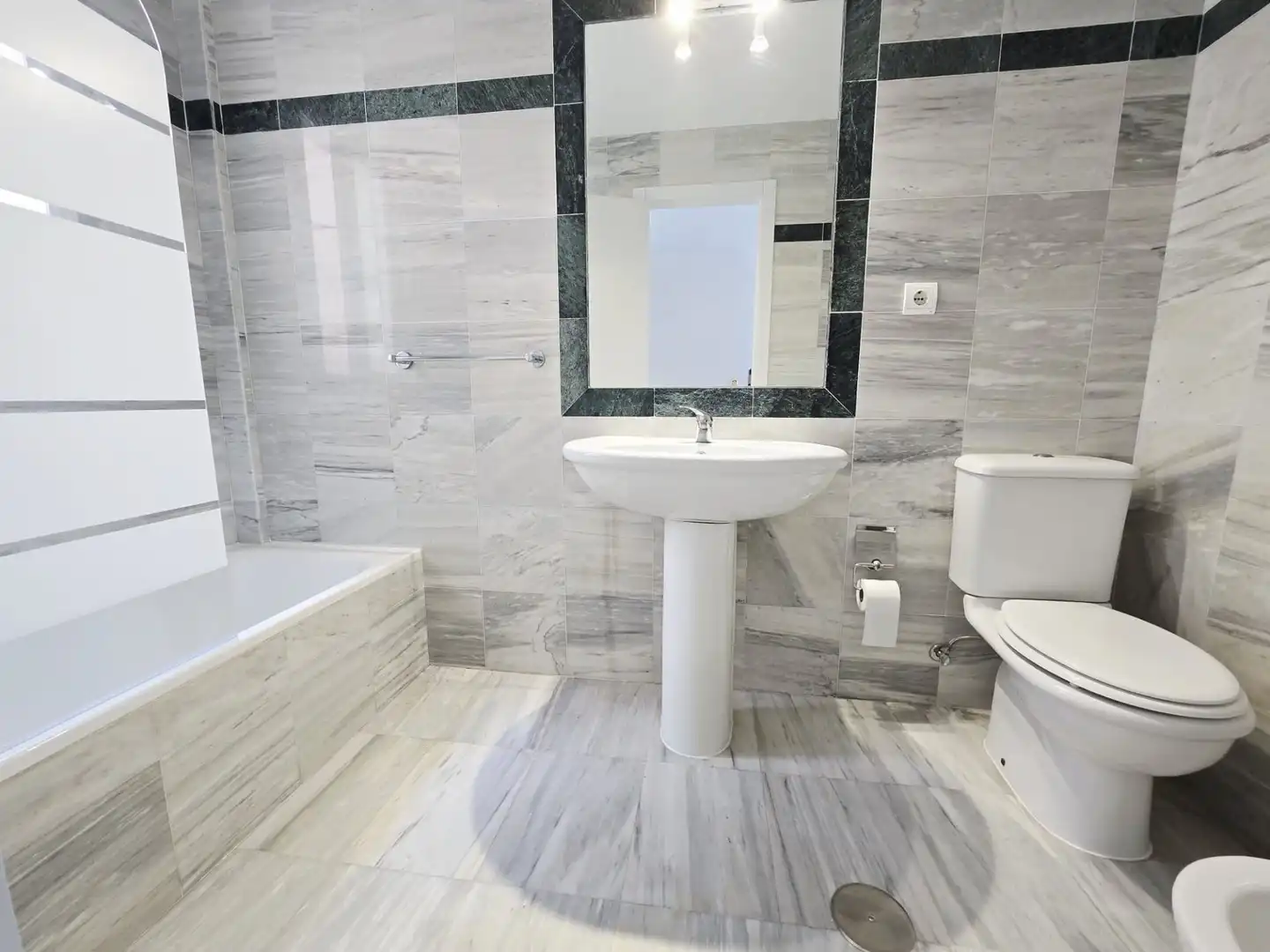 Baño de Piso en venta en Polopos con Terraza y Piscina comunitaria