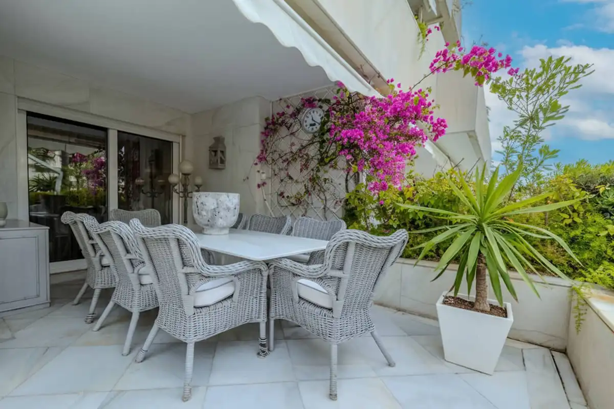 Terrasse von Erdgeschoss zum Verkauf in Marbella mit Klimaanlage, Privatgarten und Terrasse