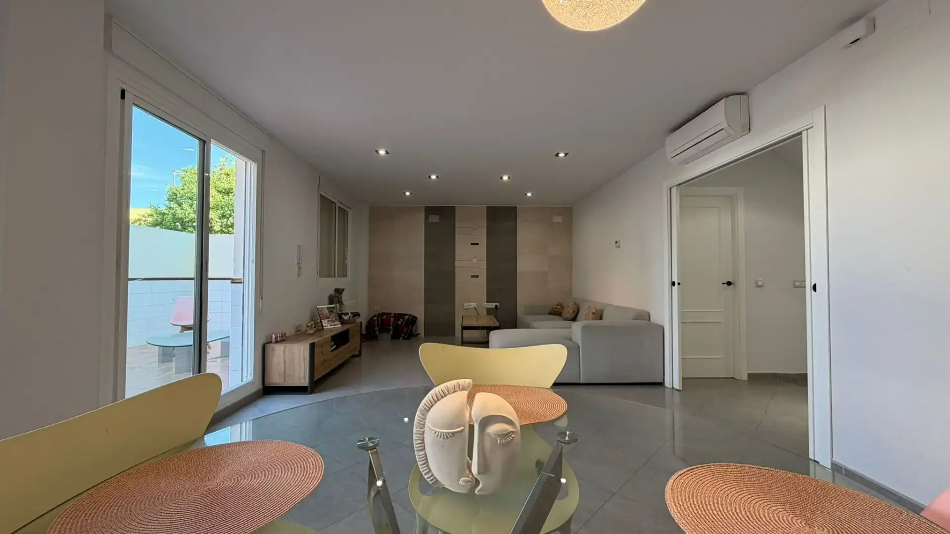 Wohnzimmer von Einfamilien-Reihenhaus zum Verkauf in Villanueva de Castellón mit Klimaanlage und Abstellraum