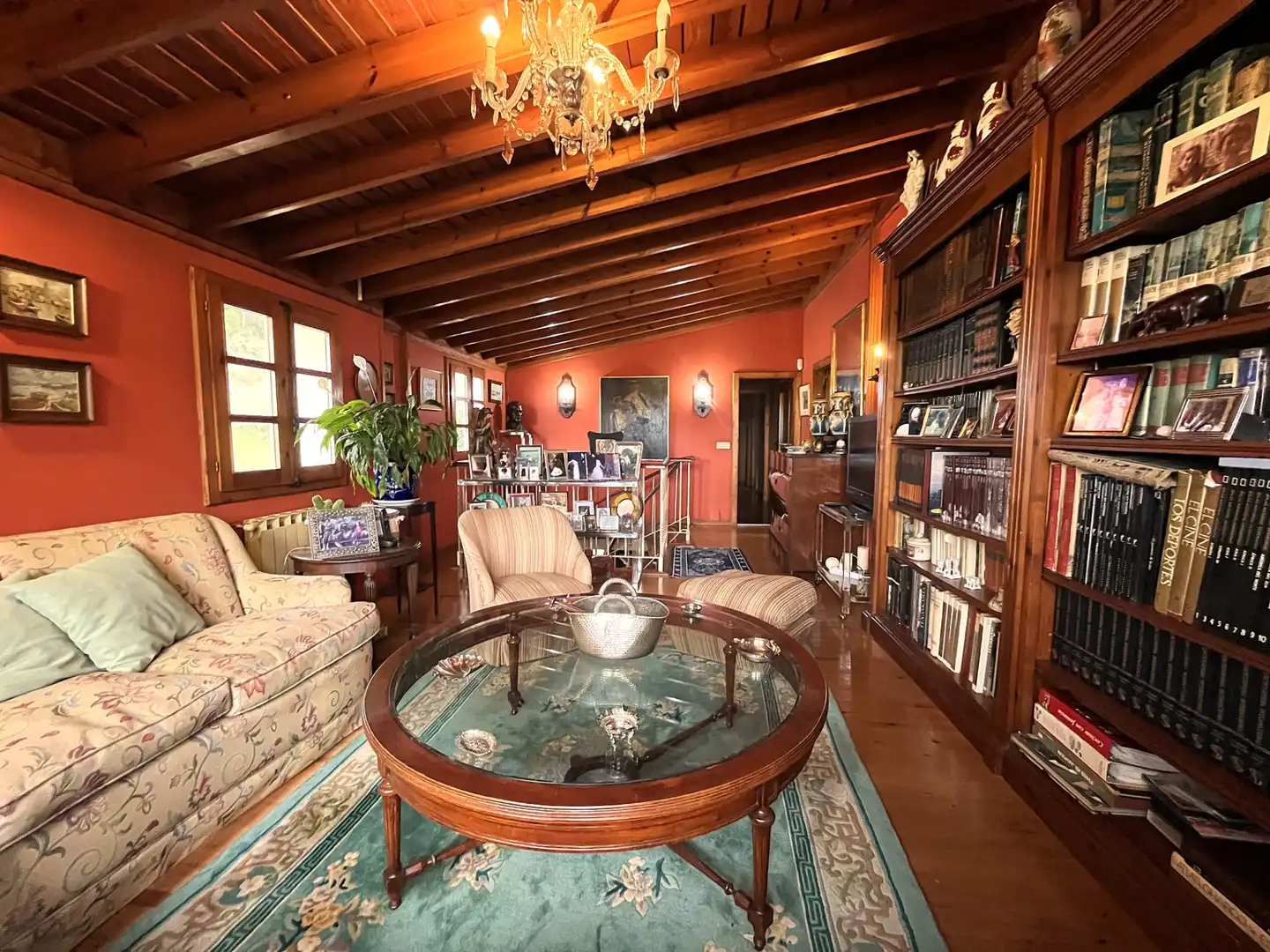 Sala d'estar de Casa o xalet en venda en Castro-Urdiales amb Calefacció, Jardí privat i Terrassa
