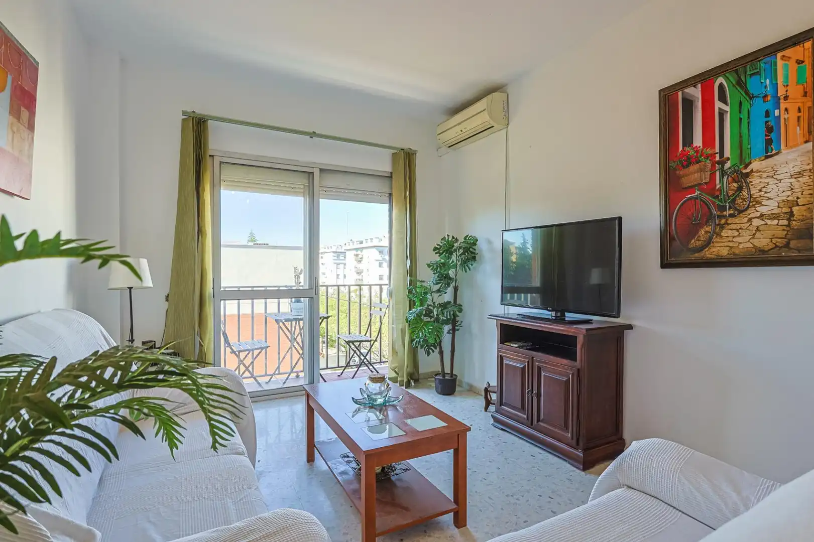 Living room of Flat for sale in Sevilla  with Air Conditioner and Furnished