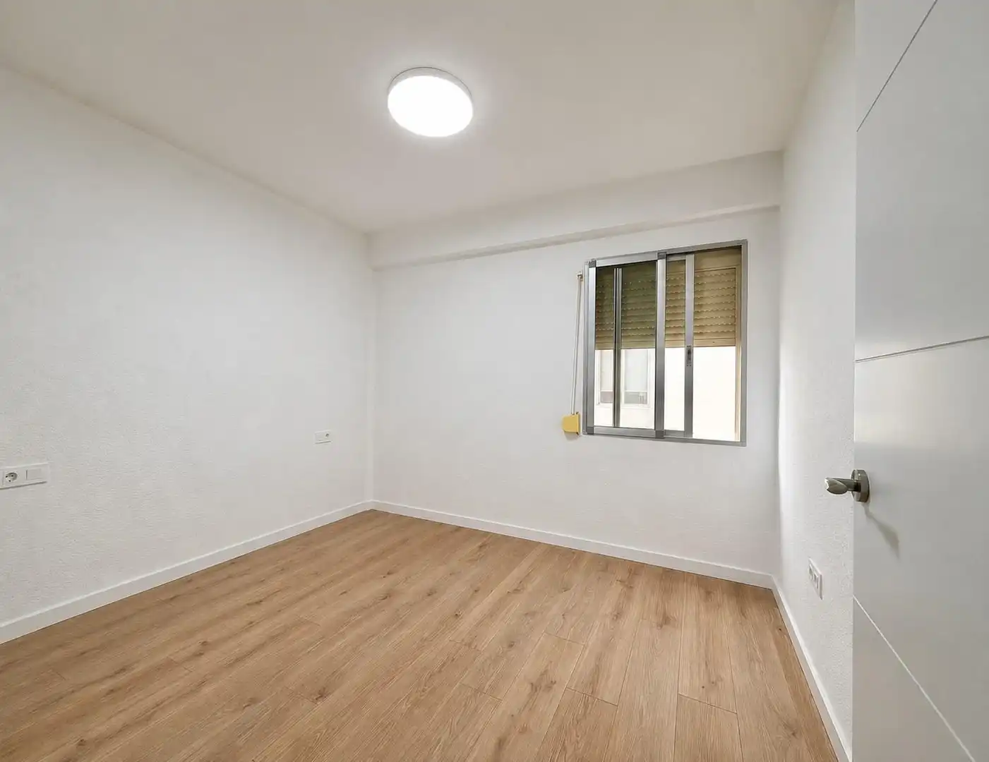 Bedroom of Flat for rent in Valencia  with Air Conditioner, Heating and Balcony