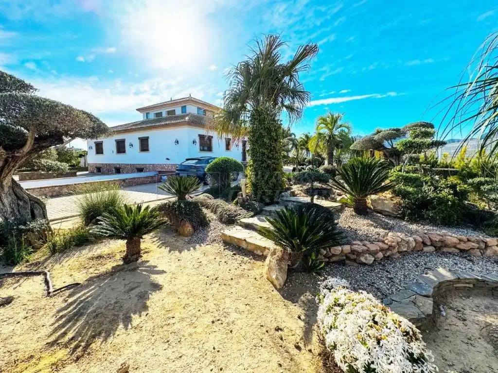 Vista exterior de Casa o xalet en venda en Orihuela amb Aire condicionat, Jardí privat i Traster