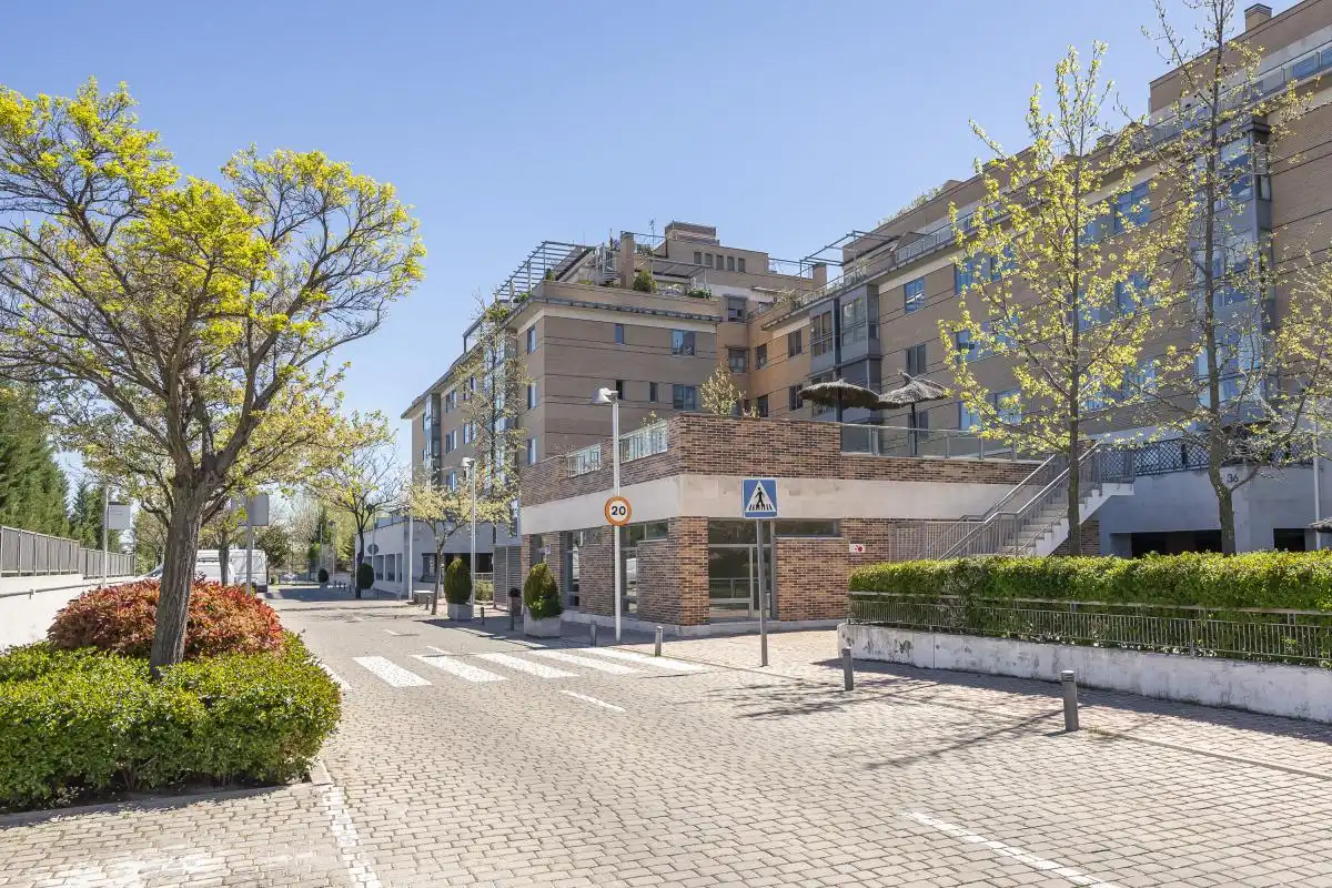 Vista exterior de Àtic en venda en Madrid amb Aire condicionat, Calefacció i Jardí privat