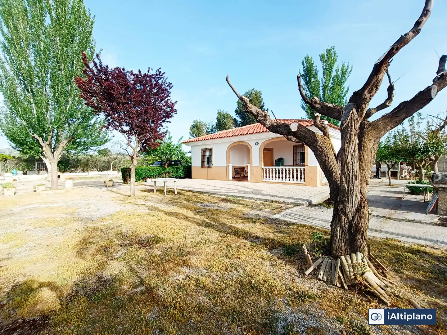 Vista exterior de Casa o xalet en venda en Baza amb Jardí privat, Piscina i Moblat