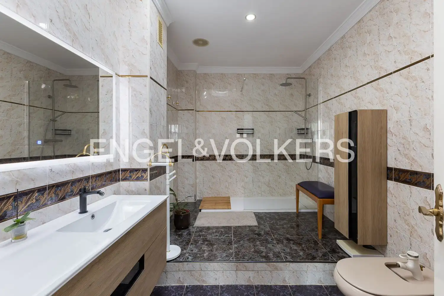 Bathroom of Detached homes for sale in Albal, Valencia
