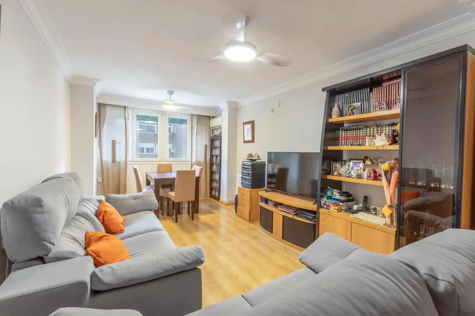 Living room of Flat for sale in Granada  with Parquet flooring and Storage room