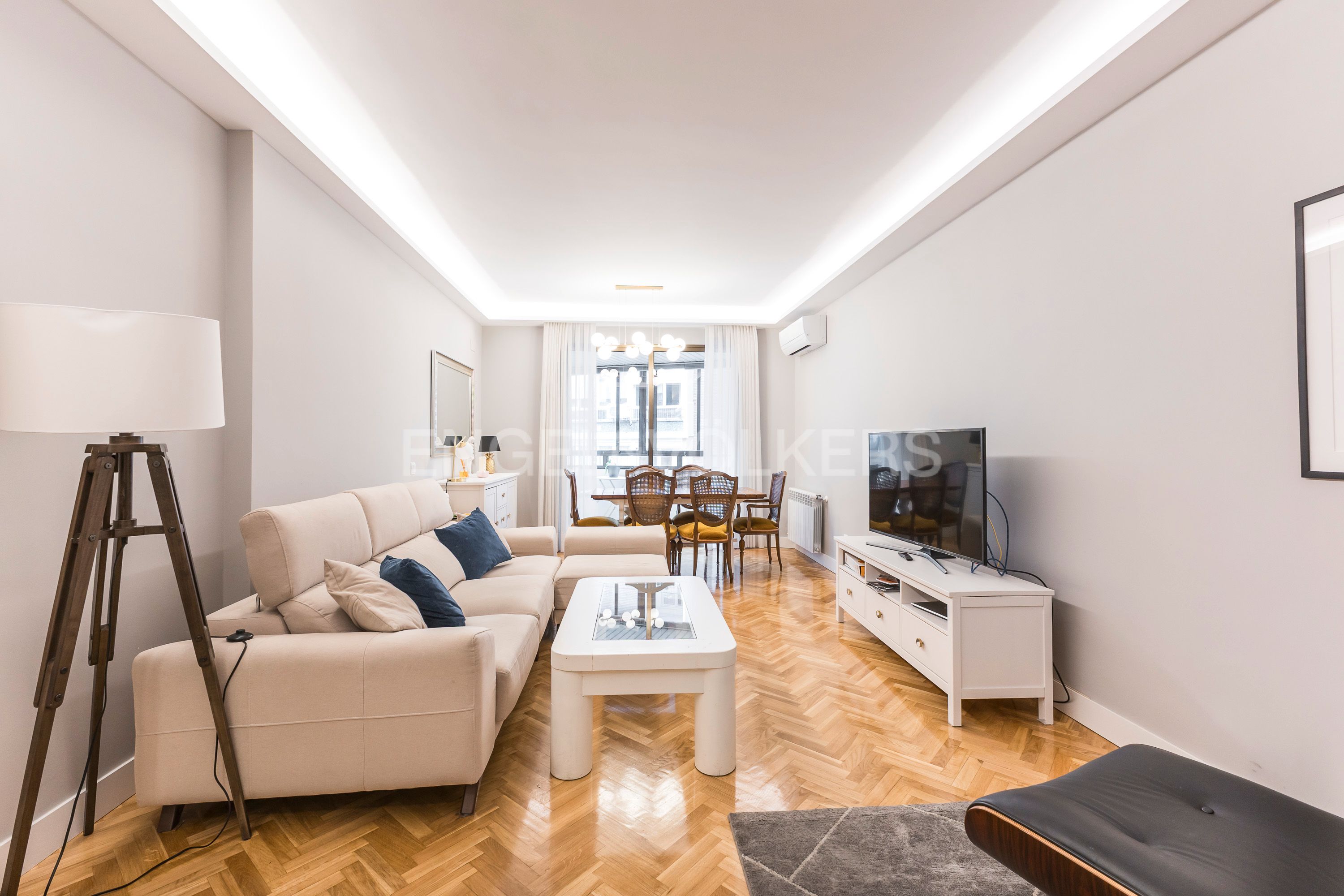 Sala d'estar de Apartament en venda en  Madrid Capital amb Aire condicionat, Calefacció i Terrassa