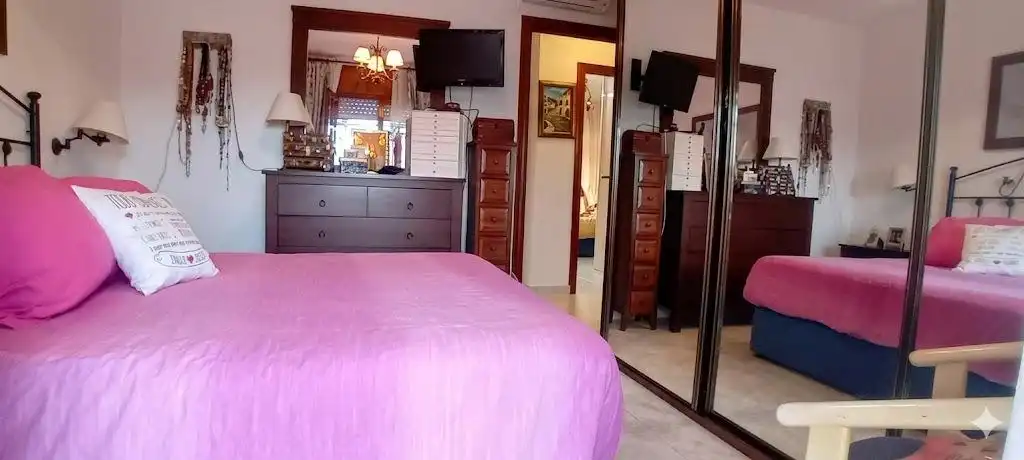 Schlafzimmer von Einfamilien-Reihenhaus zum Verkauf in Algeciras mit Terrasse und Balkon