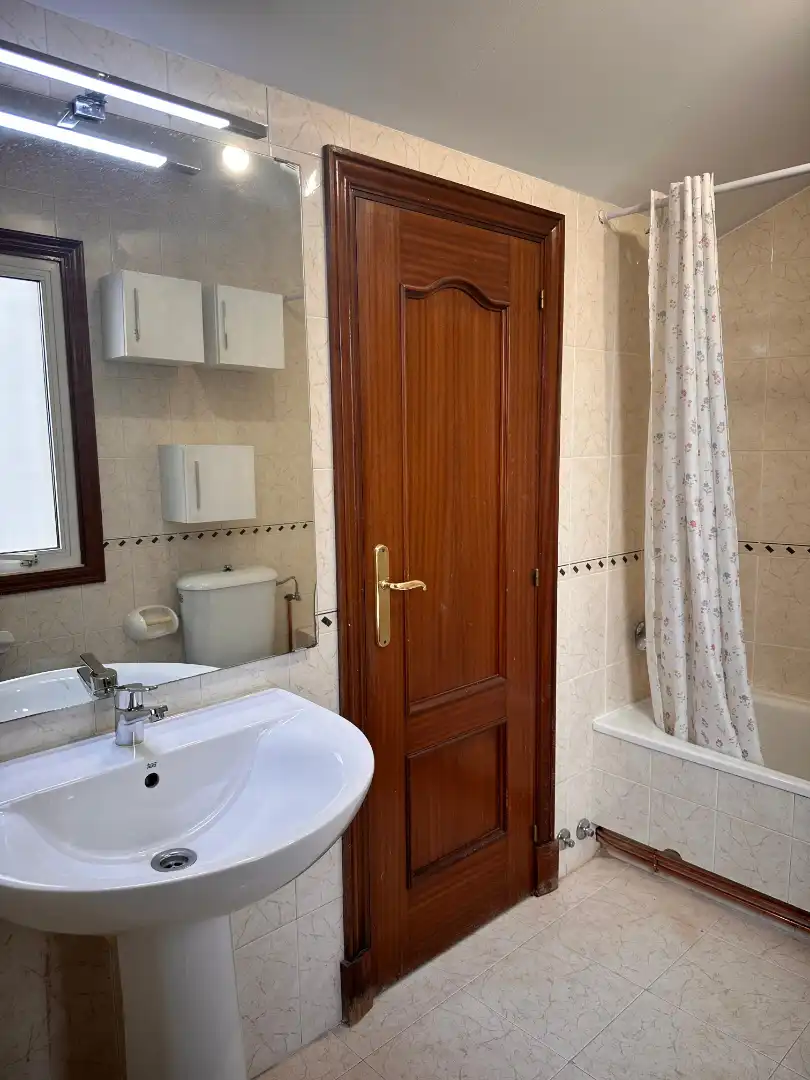 Bathroom of Duplexes for rent in Santiago de Compostela   with Heating, Parquet flooring and Oven
