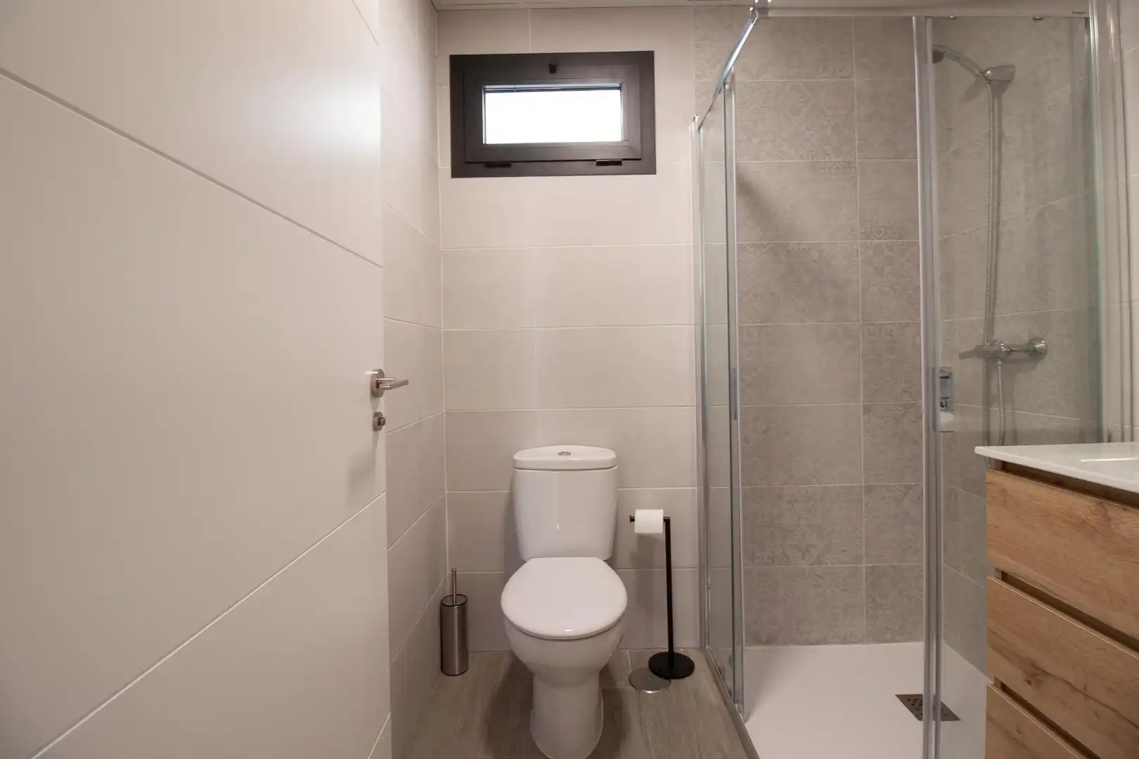 Baño de Piso de alquiler en La Rinconada con Aire acondicionado, Jardín privado y Terraza