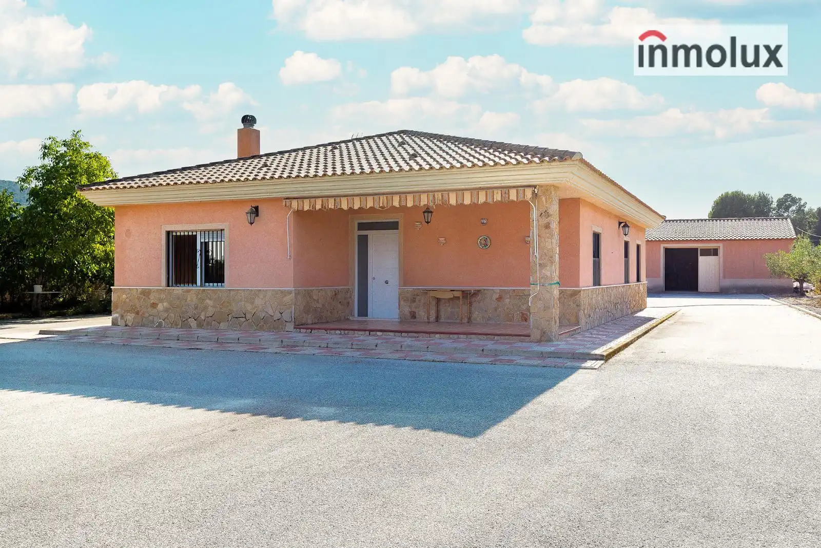 Detached house with pool for sale in Avenida Holanda