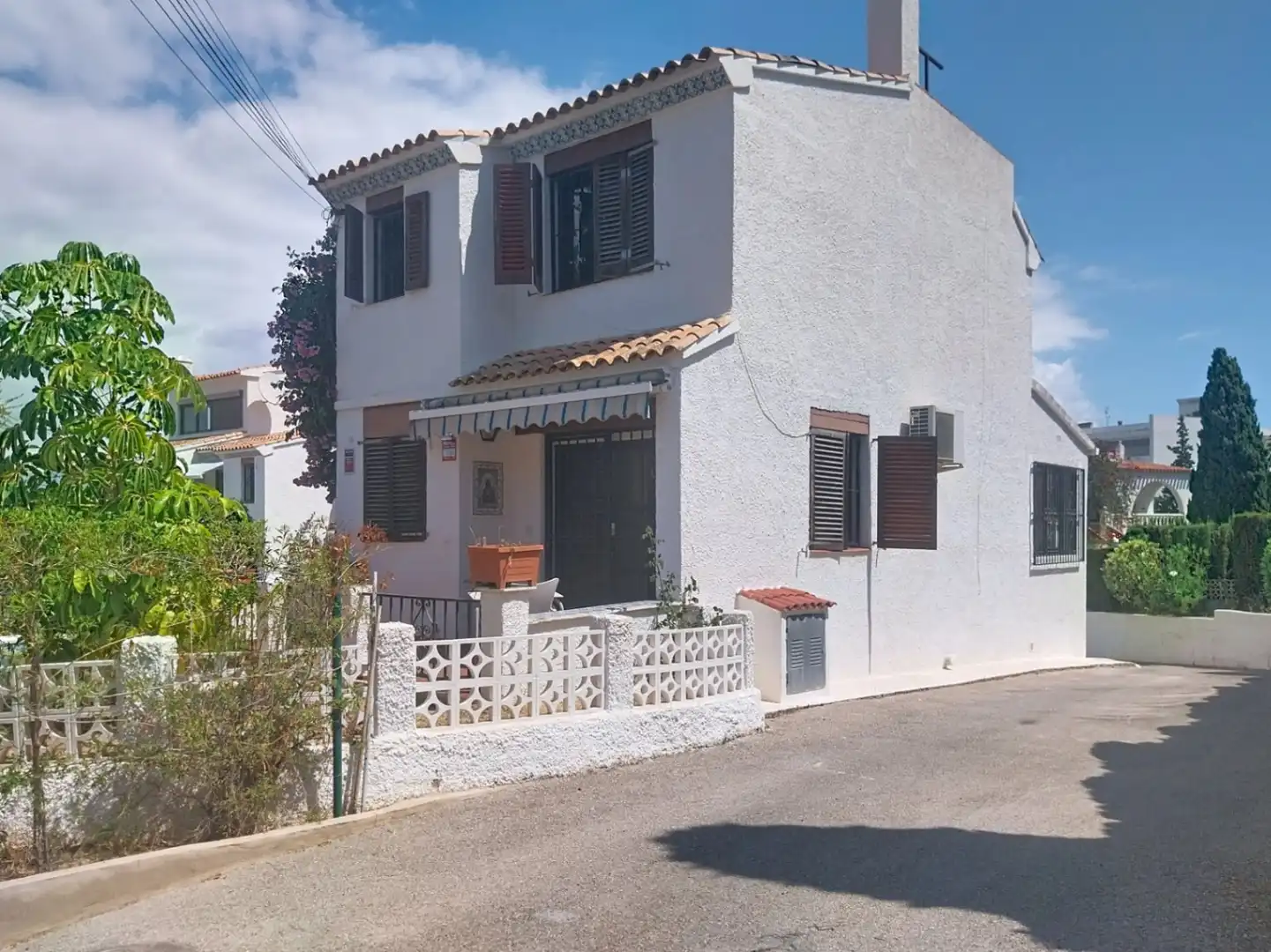 Vista exterior de Casa o xalet en venda en L'Alfàs del Pi amb Aire condicionat, Jardí privat i Terrassa
