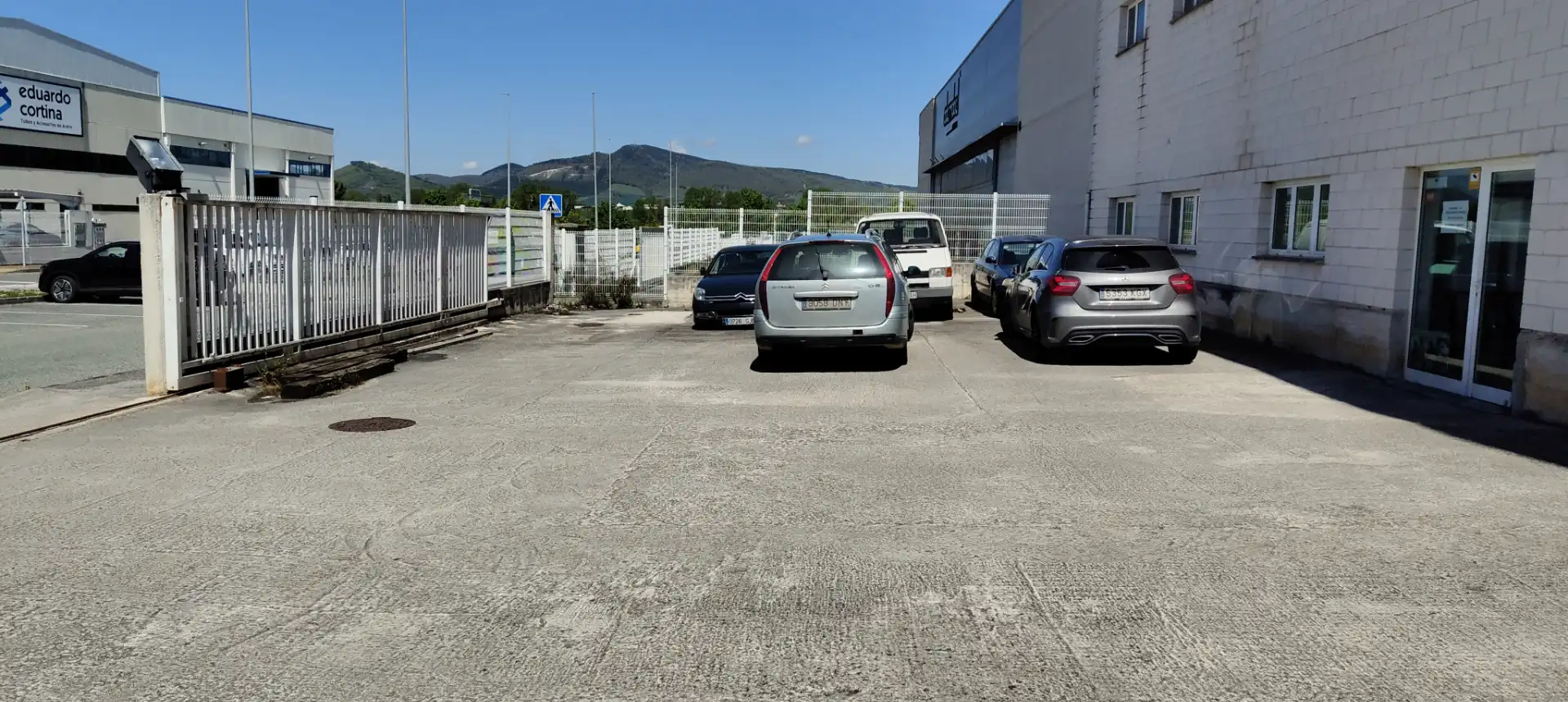 Parkplatz von Fabrikhallen zum Verkauf in Orkoien
