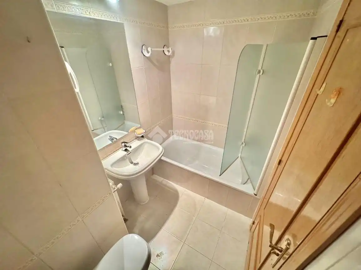 Bathroom of Flat for sale in Madrid  with Heating and Community pool