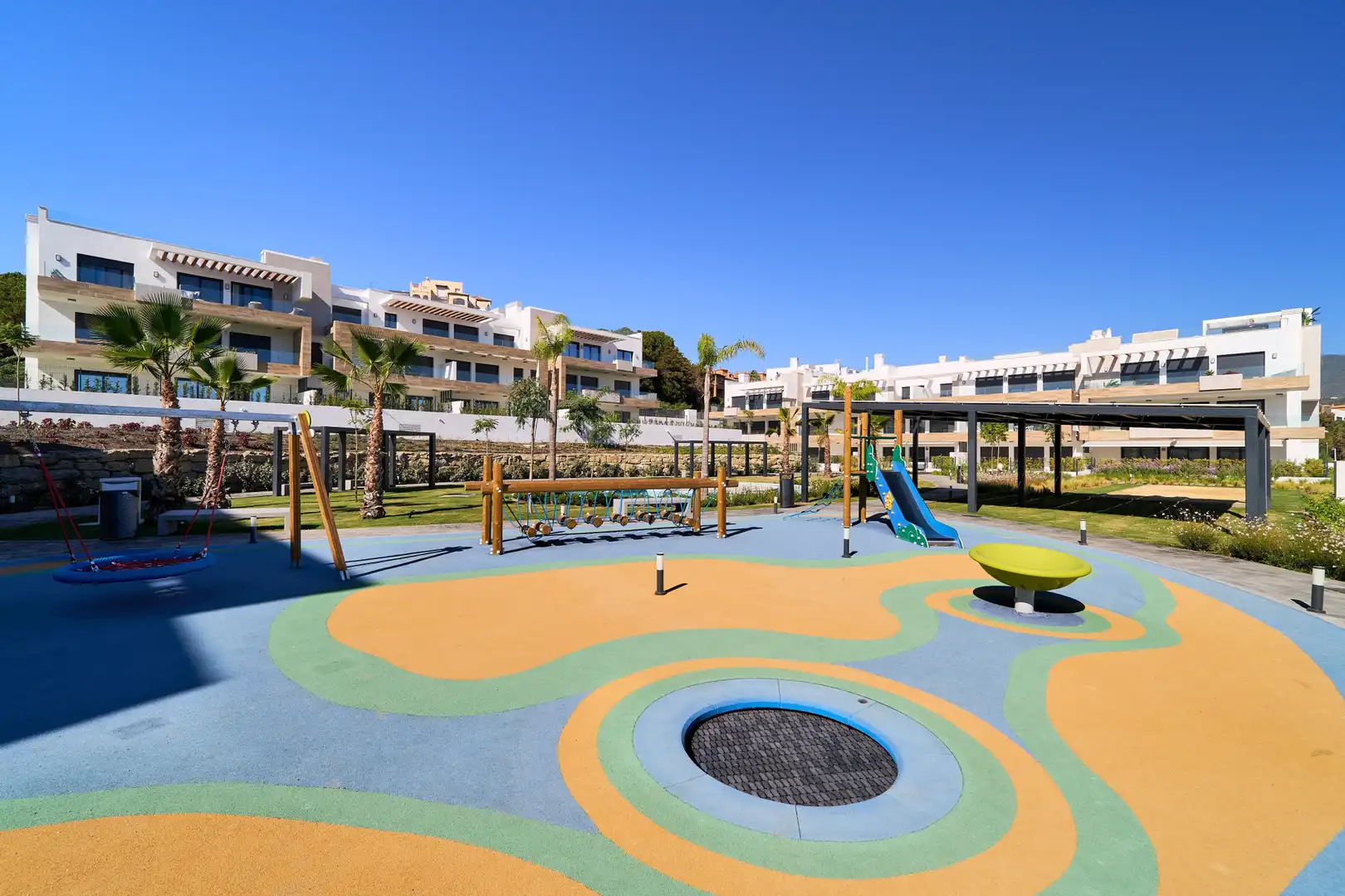 Vista exterior de Planta baja en venta en Estepona con Aire acondicionado, Jardín privado y Terraza