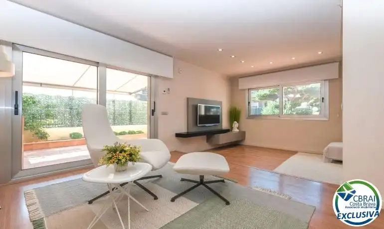 Sala de estar de Casa o chalet en venta en Roses con Aire acondicionado, Calefacción y Jardín privado