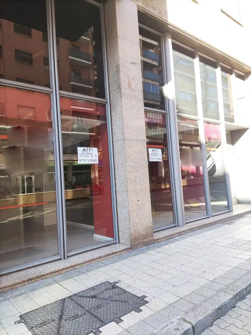 Local comercial en alquiler en MODESTO LAFUENTE 12