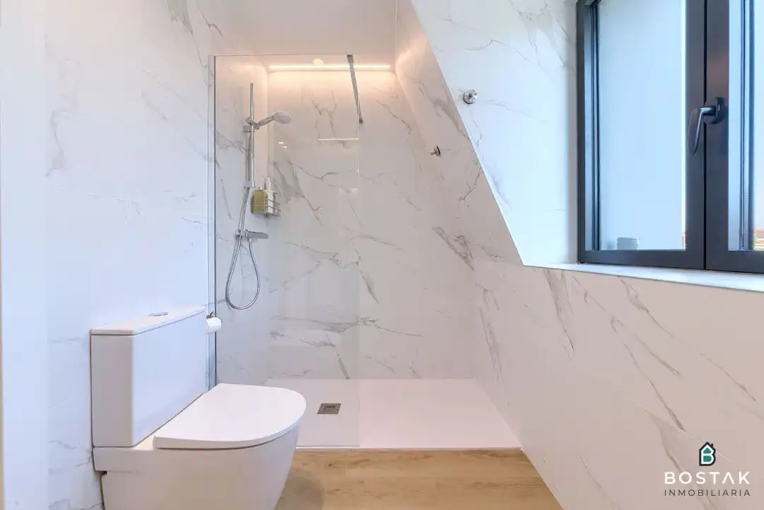 Baño de Ático de alquiler en Bilbao  con Calefacción, Terraza y Balcón