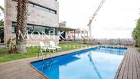 Swimming pool of Single-family semi-detached for sale in  Barcelona Capital  with Air Conditioner, Terrace and Swimming Pool