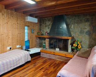 Wohnzimmer von Haus oder Chalet zum verkauf in Sant Aniol de Finestres mit Klimaanlage und Schwimmbad