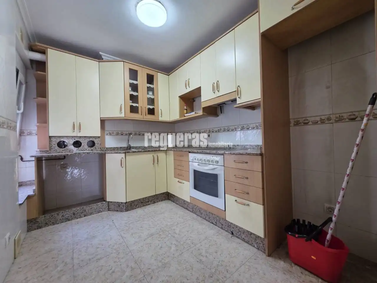 Cocina de Piso en venta en Avilés con Calefacción, Terraza y Trastero
