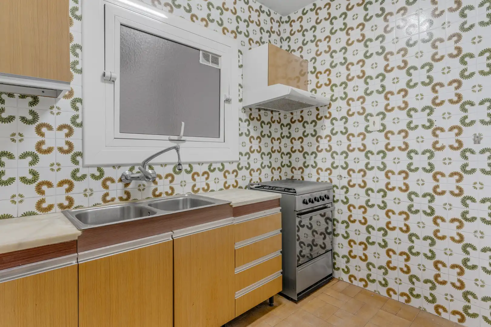 Küche von Wohnung zum Verkauf in Barcelona mit Heizung, Ofen und Balkon