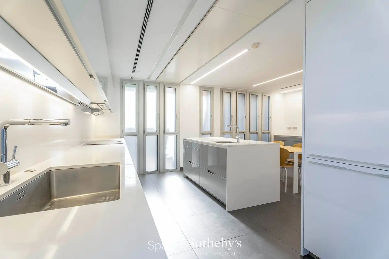 Cocina de Casa adosada en venta en Madrid con Aire acondicionado, Calefacción y Jardín privado