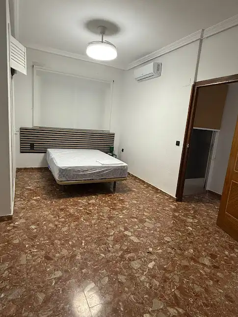 Flat for rent in Calle Romea, 9, Linarejos