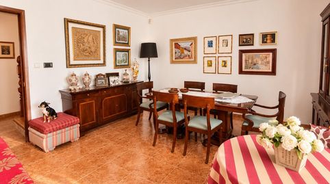 Chalet señorial con amplios espacios y jardín en un entorno tranquilo, imagen 2