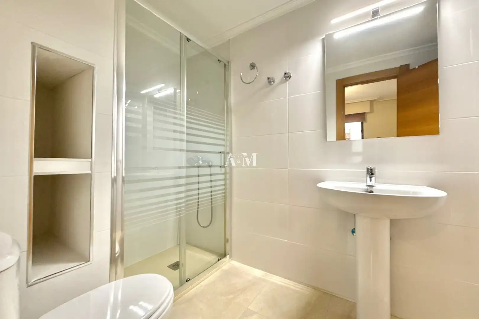 Bathroom of Apartments for rent in Torrevieja  with Air Conditioner, Heating and Parquet flooring