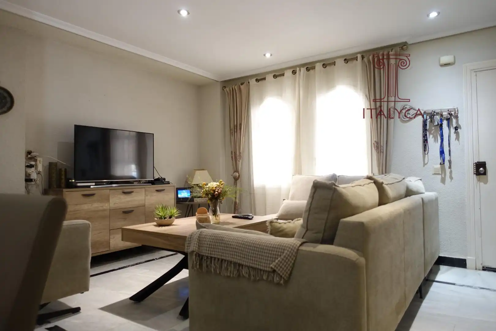 Wohnzimmer von Einfamilien-Reihenhaus zum Verkauf in San Juan de Aznalfarache mit Klimaanlage, Heizung und Privatgarten