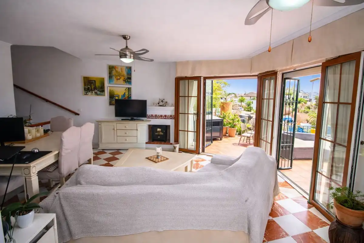 Sala de estar de Casa adosada en venta en Mijas con Calefacción, Terraza y Piscina