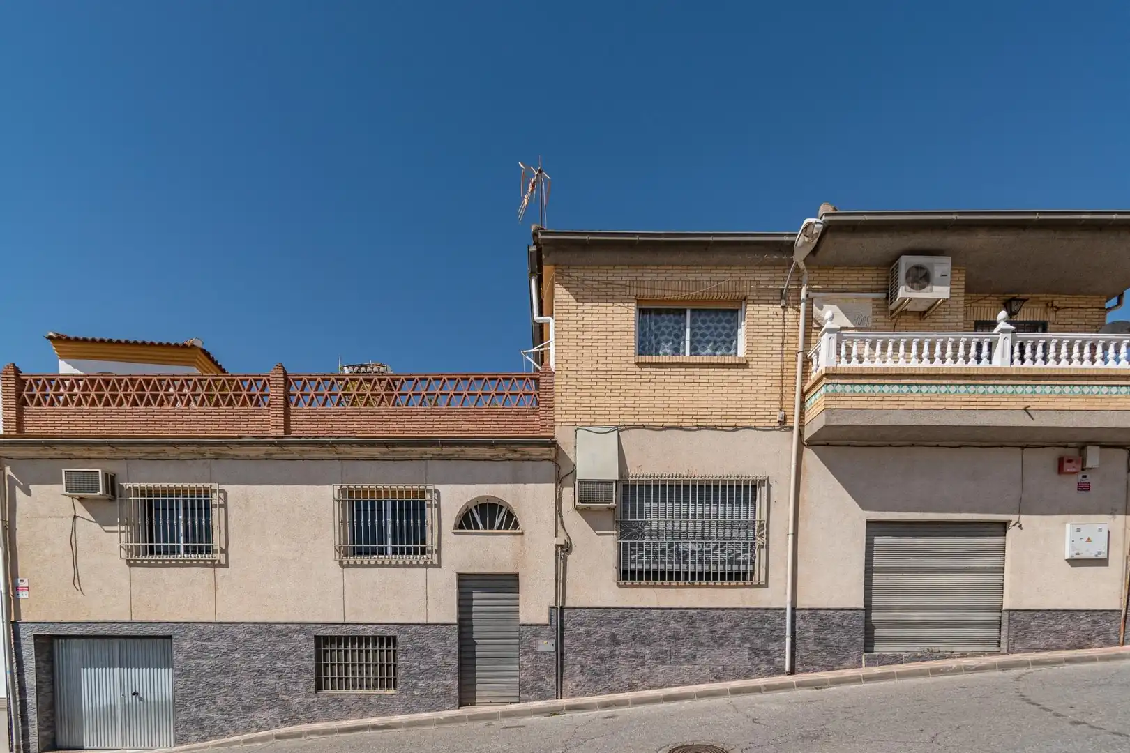 Vista exterior de Casa o xalet en venda en Atarfe amb Aire condicionat, Terrassa i Traster