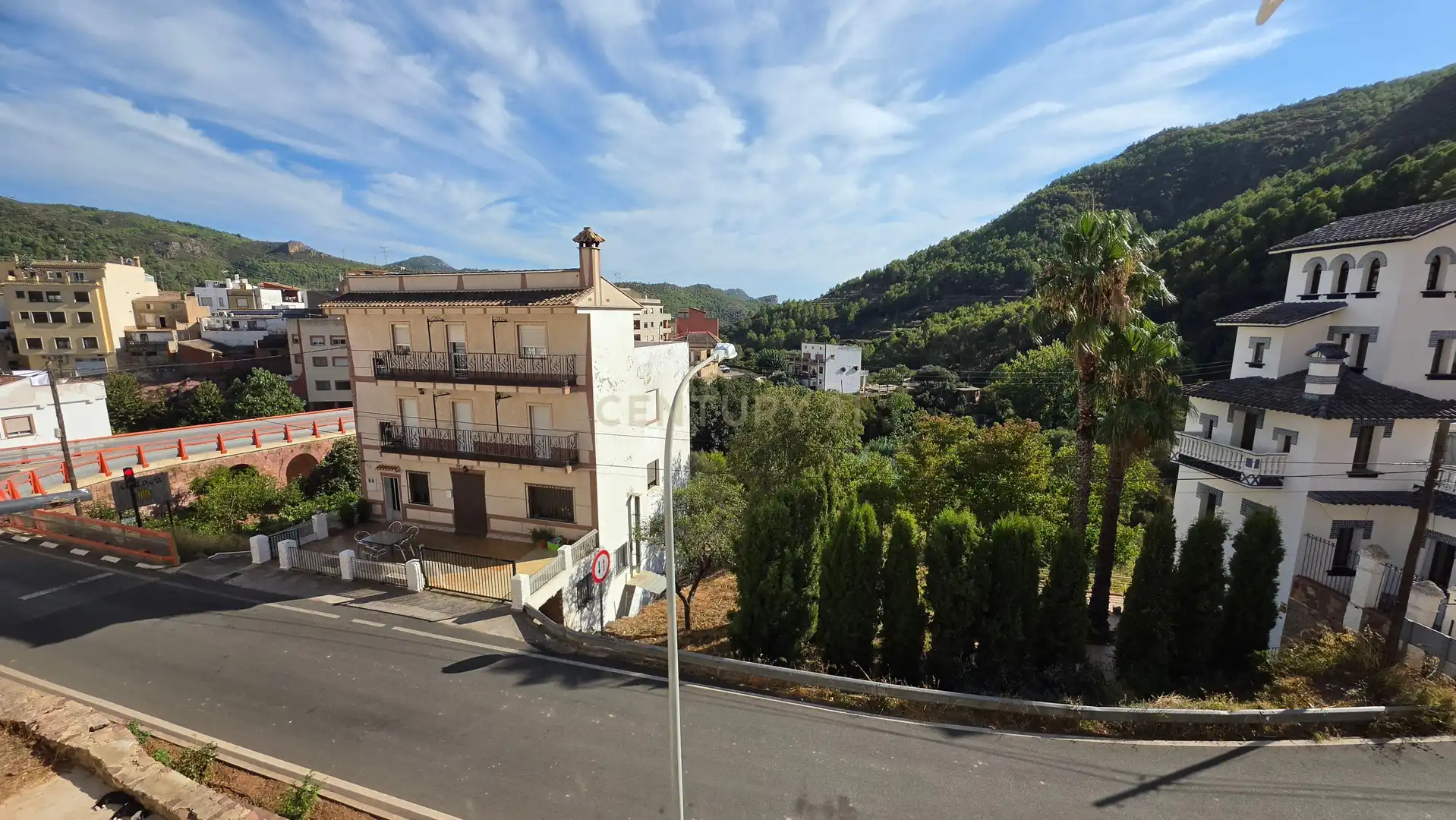 Vista exterior de Casa adosada en venda en Gátova amb Forn, Microones i Balcó