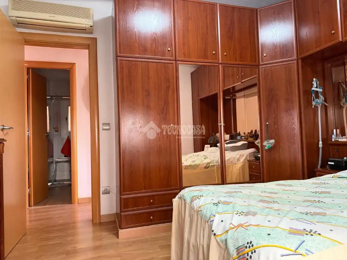 Bedroom of Flat for sale in Barcelona