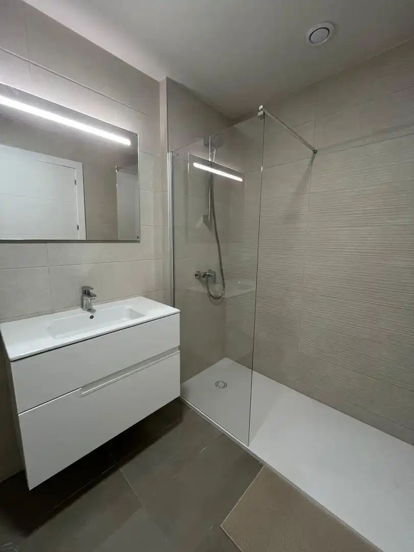 Baño de Piso de alquiler en Las Palmas de Gran Canaria con Terraza, Trastero y Amueblado