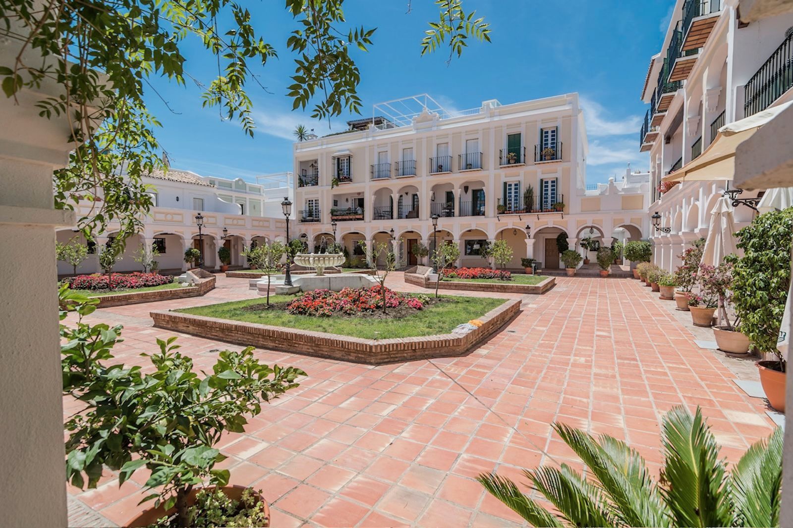 Vista exterior de Àtic en venda en Marbella amb Aire condicionat, Moblat i Piscina comunitària