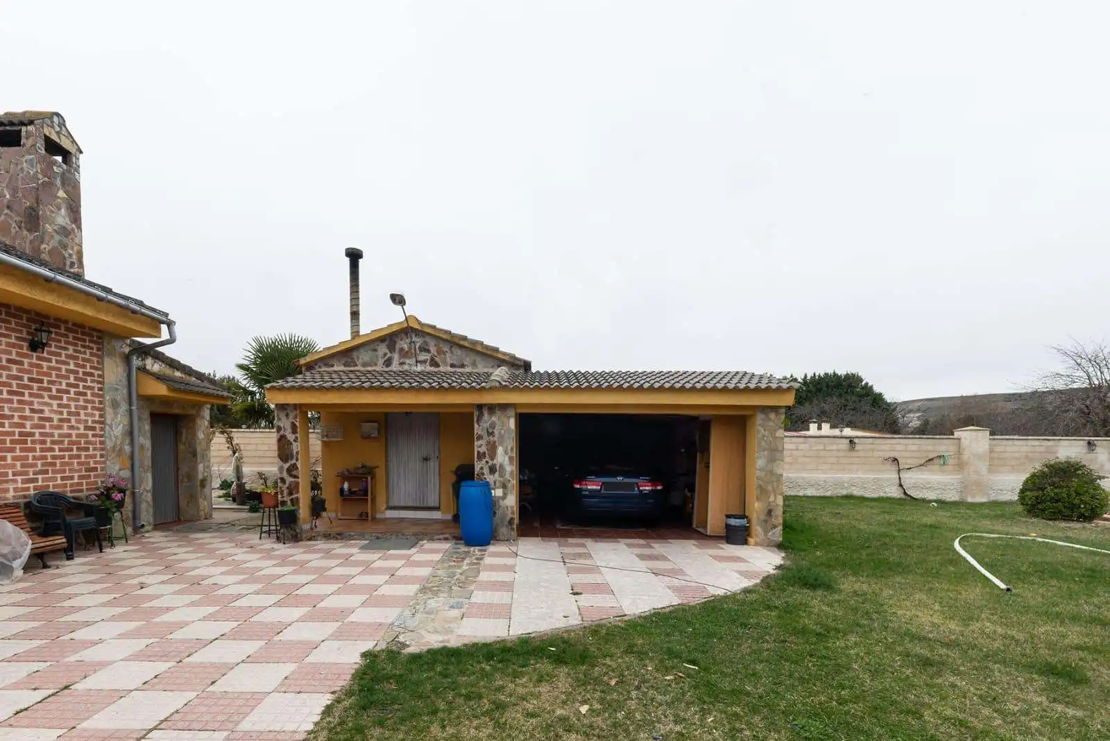 Vista exterior de Casa o xalet en venda en Villabáñez amb Calefacció, Jardí privat i Terrassa