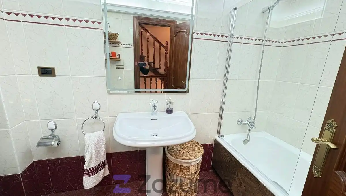 Baño de Dúplex de alquiler en Noja con Jardín privado, Terraza y Piscina