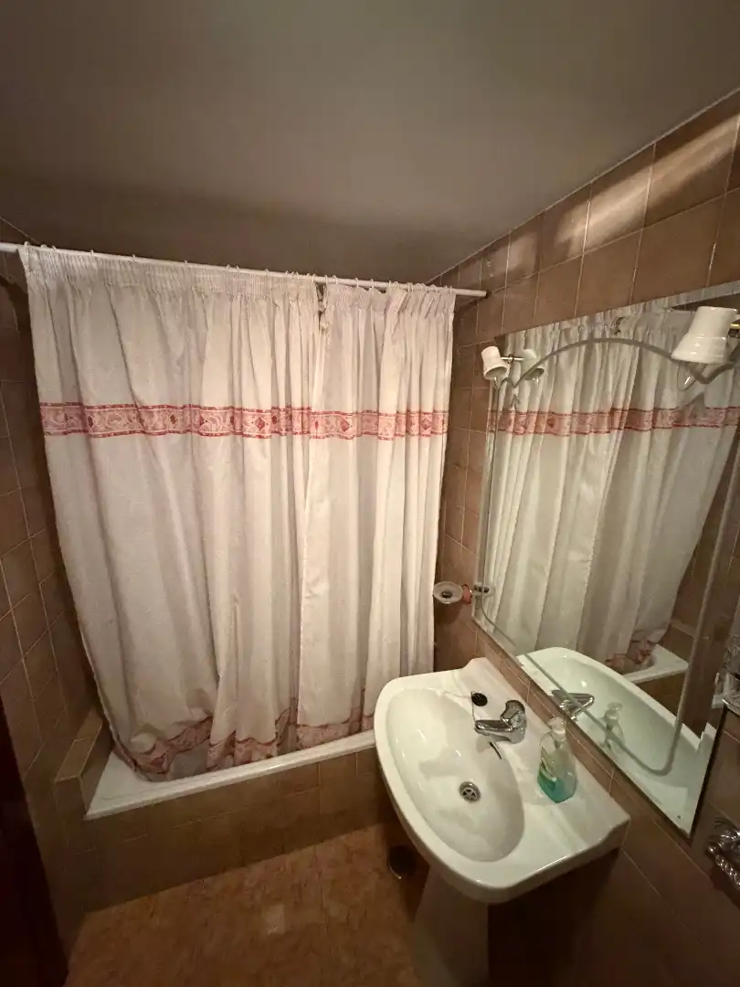 Bany de Pis en venda en Gijón  amb Calefacció, Forn i Rentadora