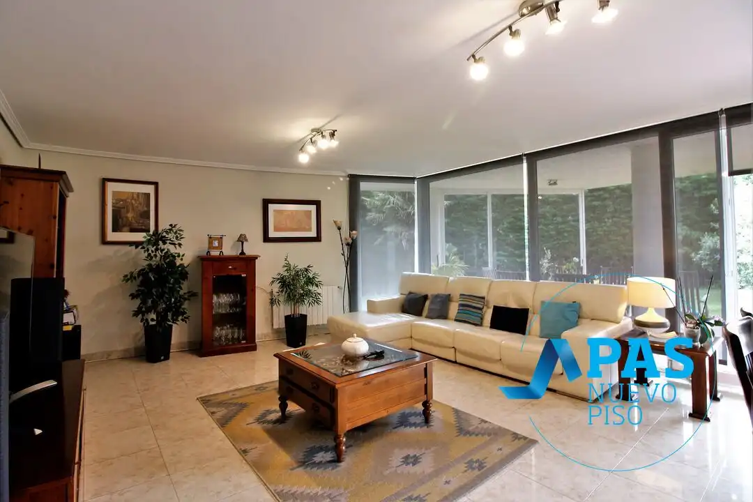 Sala d'estar de Casa o xalet en venda en Santander amb Calefacció, Jardí privat i Terrassa