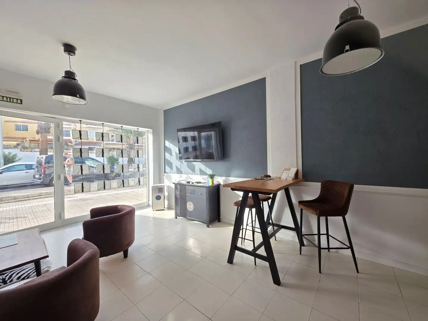 Wohnzimmer von Geschaftsraum zum Verkauf in Adeje mit Klimaanlage, Heizung und Terrasse