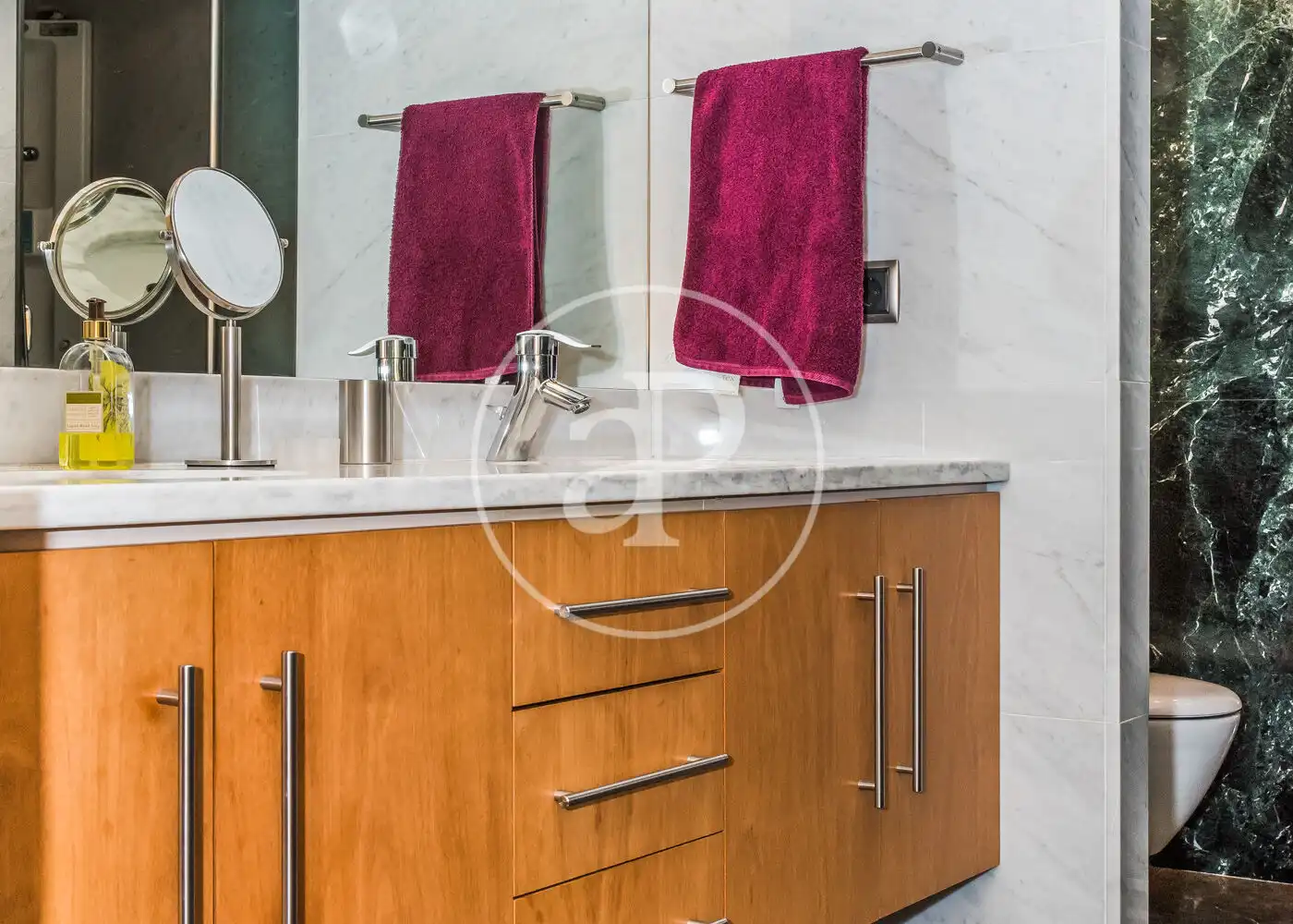 Baño de Casa adosada en venta en Barcelona con Aire acondicionado, Calefacción y Jardín privado
