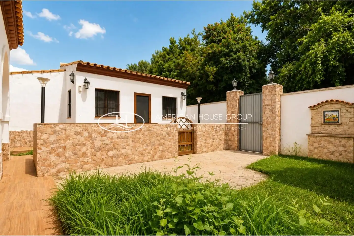 Vista exterior de Casa o xalet en venda en Chiclana de la Frontera amb Jardí privat, Traster i Piscina