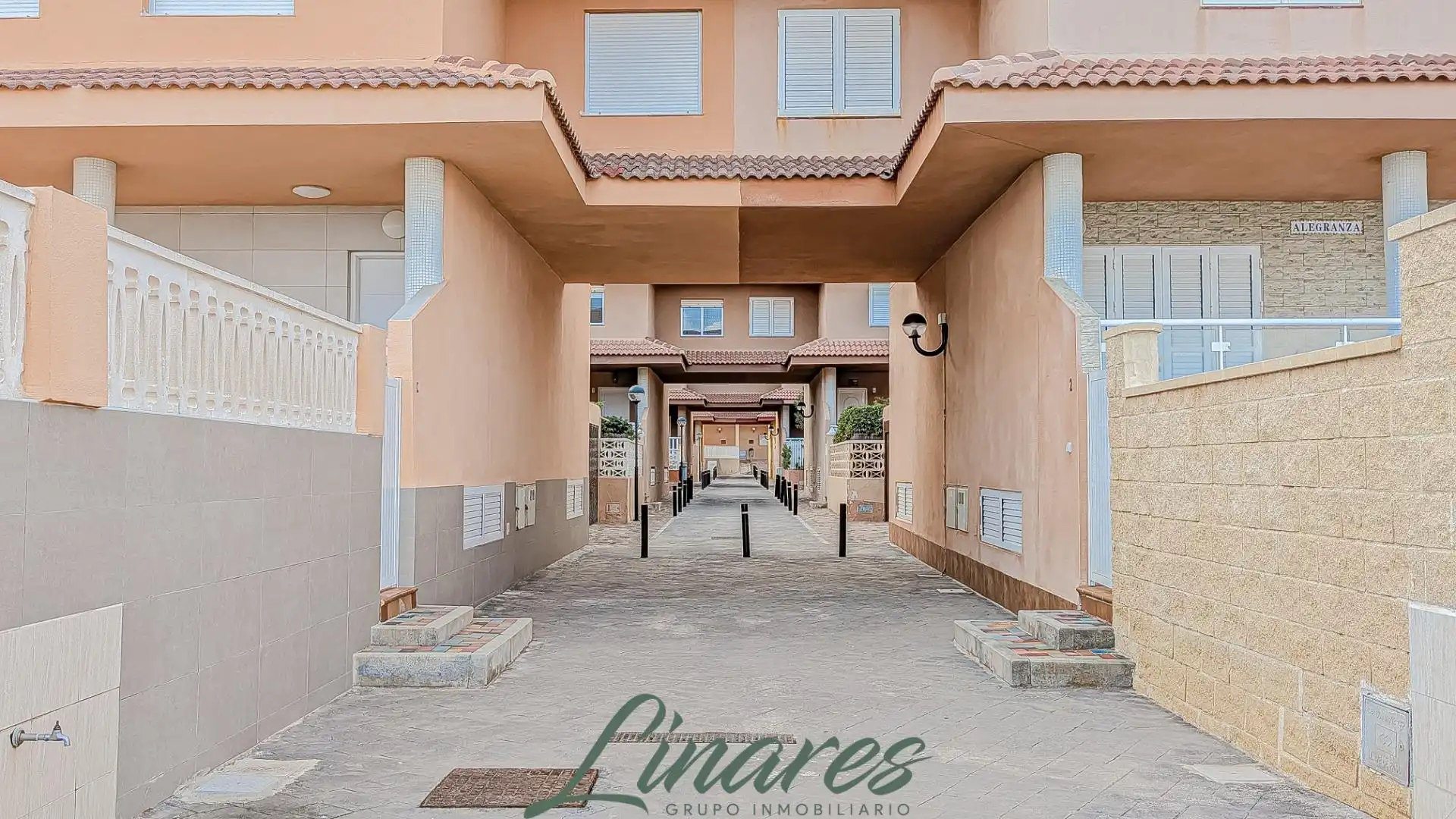 Vista exterior de Casa o xalet en venda en La Manga del Mar Menor amb Aire condicionat, Jardí privat i Terrassa