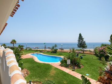 Baixos amb piscina en venda a Calahonda