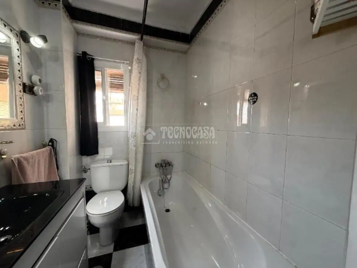 Bathroom of Flat for sale in Málaga  with Air Conditioner and Terrace