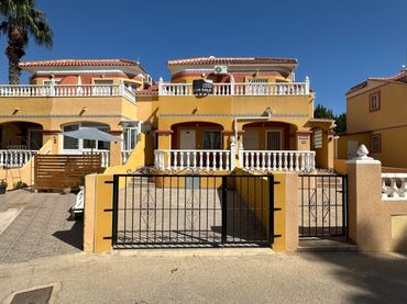 Adossat amb balcó en venda a Orihuela Costa