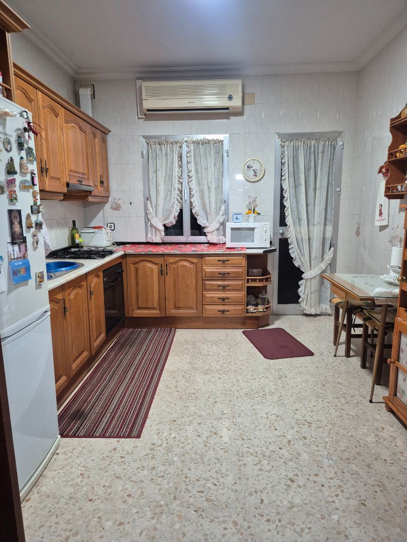 Cuina de Casa adosada de lloguer en Utrera amb Moblat